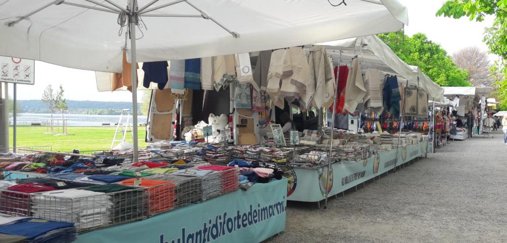 Gli Ambulanti Di Forte Dei Marmi Ad Angera Angera Turismo